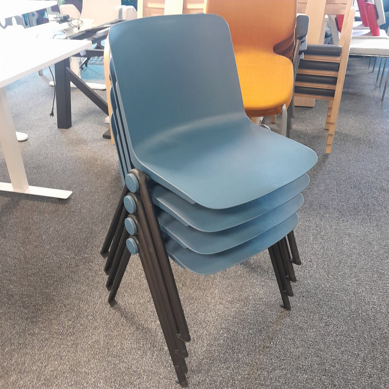 Blå plaststol, stapelbar