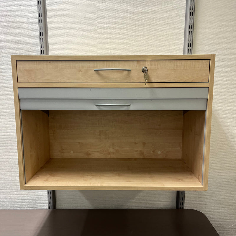 Hängande skåp med jalusidörr