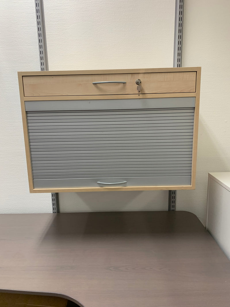 Hängande skåp med jalusidörr