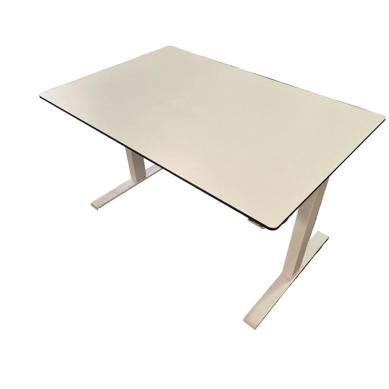 Skrivbord 120x80. Vit skiva med svart infasad kant. Svensktillverkat höj&sänkbart stativ